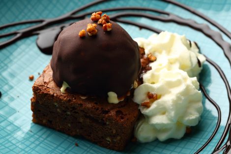 Brownie de chocolate con helado de vainilla de madagascar y su chocolate